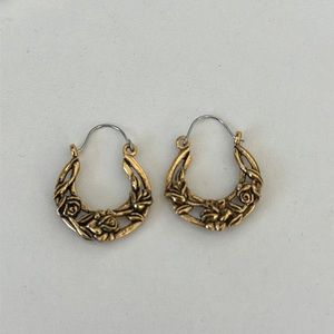 Vintage pierced floral gold tone earrings